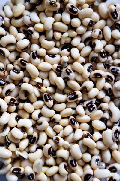 File:Raw-black-eyed-peas.jpeg